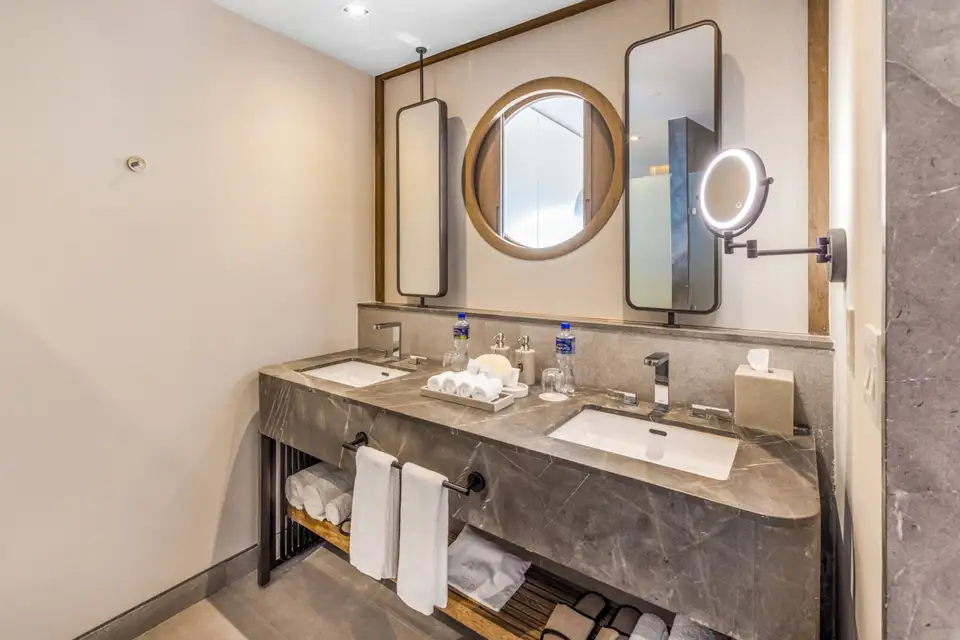 AVA Resort Cancún, Gala Two Bedroom Suite: connecting bedroom bathroom