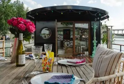 Seine Houseboat at the Eiffel Tower, property photograph 3