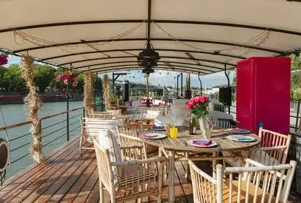 Seine Houseboat at the Eiffel Tower, property photograph 4
