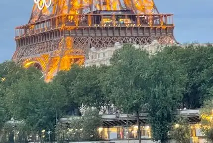 Seine Houseboat at the Eiffel Tower, property photograph 6