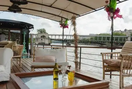 Seine Houseboat at the Eiffel Tower, property photograph 2