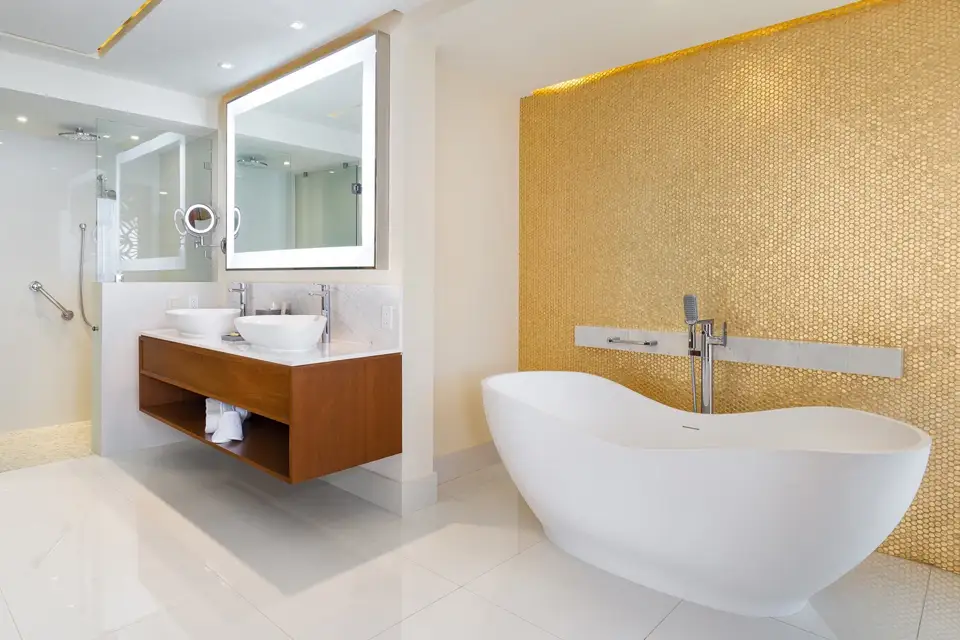 Villa La Valencia, Three-bedroom penthouse bathroom and freestanding bathtub