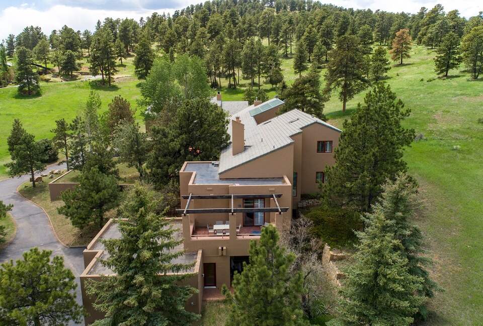 Peaceful Glen: Beautiful 5 bed, 4 bath mountain estate with hot tub + fire pit, close to Denver, Golden, Colorado, United States